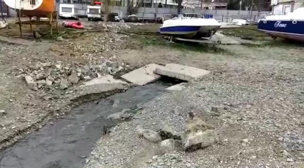 Слив канализации в море поставил под угрозу тренировки парусной школы в Геленджике