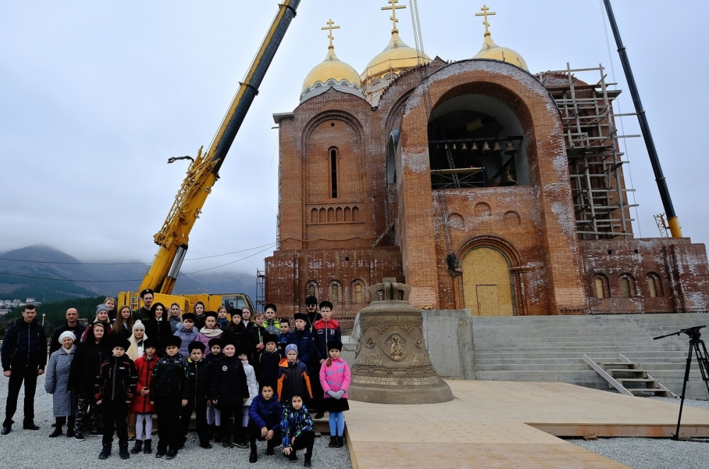 Колокольня кафедрального собора Геленджика стала тяжелее на 9 тонн