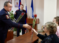 В полиции Геленджика иностранцам вручили цветы и российское гражданство