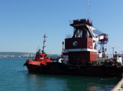 Прокуратура потребовала вывести аварийный плавкран из порта Геленджика 