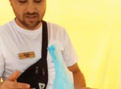 «На 200 грамм ты накалываешь»: в Кабардинке продавец мармелада обманывает покупателей