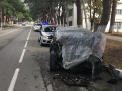  В Геленджике ищут водителя разбившего припаркованный автомобиль Renault