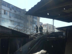 Сгоревшие павильоны,автомобили,эвакуация и пострадавший - результат пожара в Геленджике