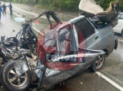 Водитель и пассажир легковушки погибли, а тягач вылетел с трассы: в Геленджике произошло страшное ДТП