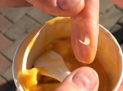 Мороженное с ногтями можно приобрести на набережной Геленджика