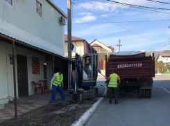 Работы по строительству тротуара ведутся в Геленджике