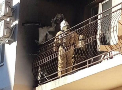Вещи загорелись на балконе многоквартирного дома в Геленджике