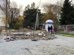 В Геленджике возле детского сада «Рябинушка» две недели стоят «раскрытыми» трубы теплотрассы