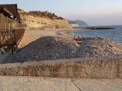 Производится операция по защите галечного покрытия на одном из пляжей Геленджика