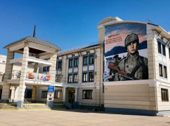 Портрет героя ВОВ появился на фасаде одной из школ Геленджика