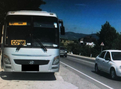 В Геленджике при перестроении автомобиль повредил рейсовый автобус и скрылся
