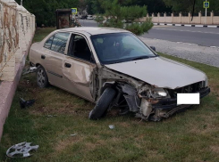 Автомобиль с подростком в багажнике протаранил забор в Геленджике