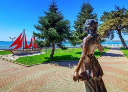 «Чудеса делаются своими руками»: история скульптуры Ассоль на набережной Геленджика
