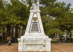 Открыта история памятника «90 борцам, павшим за власть Советов» в Геленджике