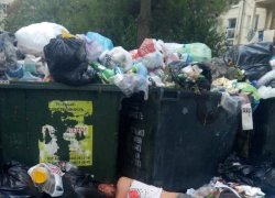 "Тут бомж заснул, а на него внимания не обращают": геленджичане в шоке от количества мусора в городе