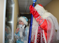 Дед Мороз пришел в больницу: в Геленджике поздравили маленьких пациентов