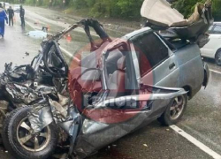 Водитель и пассажир легковушки погибли, а тягач вылетел с трассы: в Геленджике произошло страшное ДТП