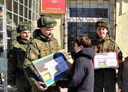 Уникальную «Посылку солдату» передали школьники из Геленджика адресатам