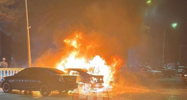 Ночью в Геленджике произошел серьезный пожар: две машины полностью сгорели