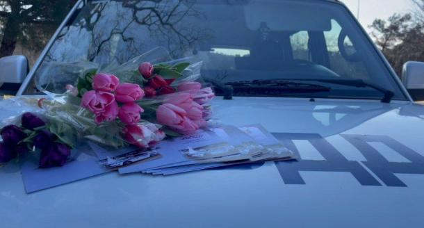 «Праздничный патруль» в деле: в Геленджике автоинспекторы поздравляют женщин на дороге