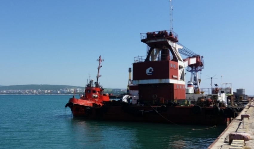 Прокуратура потребовала вывести аварийный плавкран из порта Геленджика 