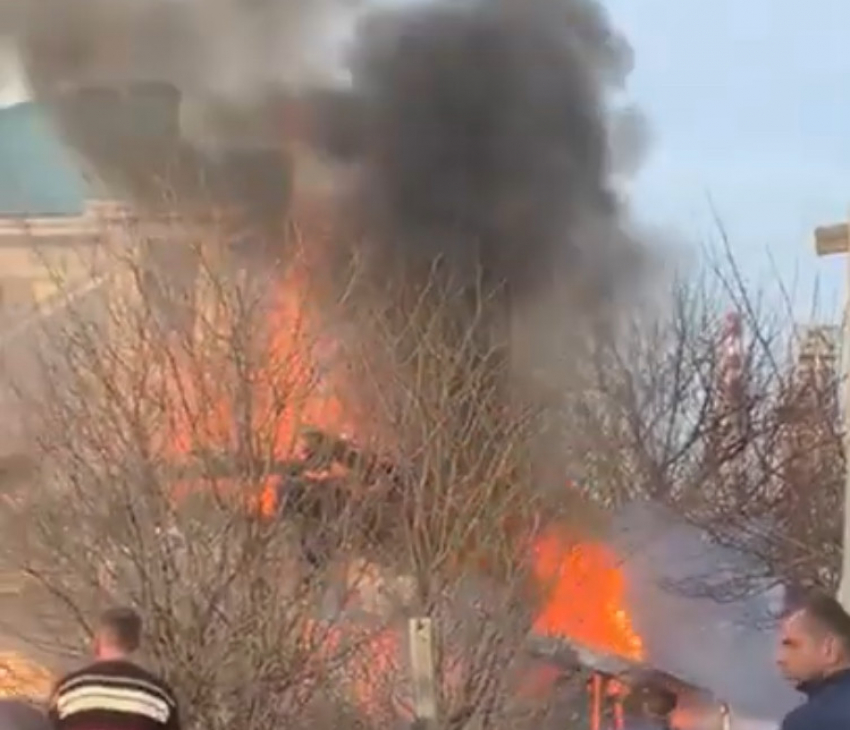 Страшный пожар разгорелся у соседей Геленджика