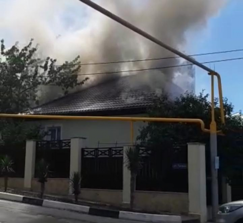Крыша частного домовладения загорелась в Геленджике