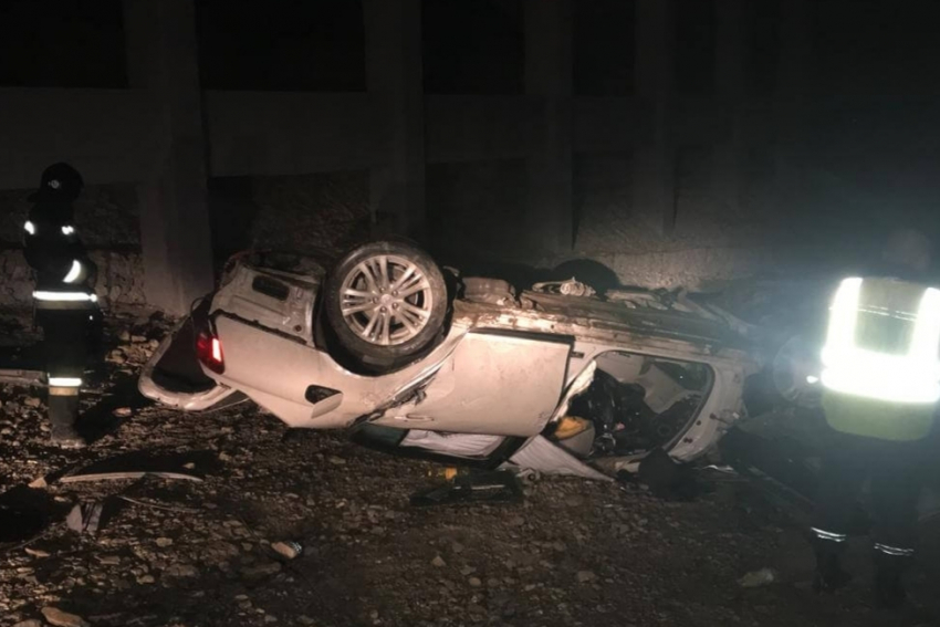 В Геленджике Lexus упал с моста, три ребенка и водитель пострадали