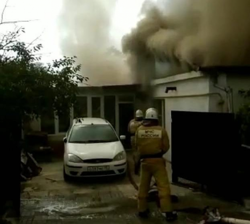  5 человек эвакуировали, одного спасли во время пожара в Геленджике