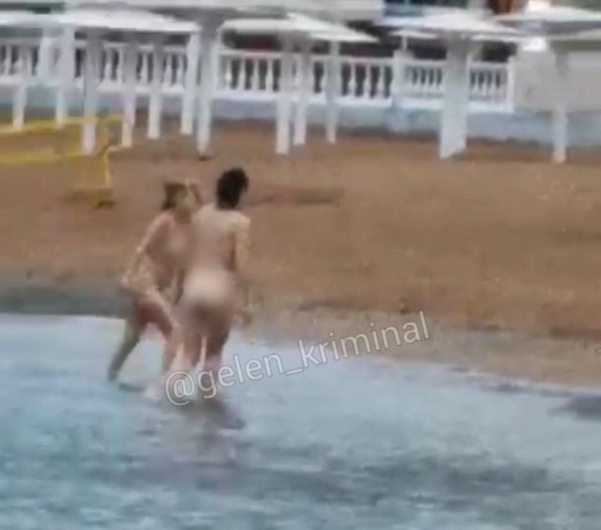 «Это форель из Сочи»: в Геленджике две девушки купались совсем голыми