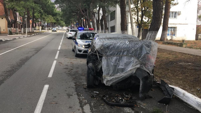  В Геленджике ищут водителя разбившего припаркованный автомобиль Renault