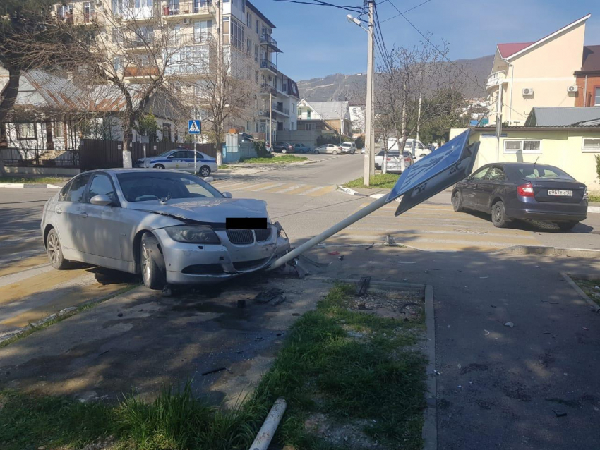 Две иномарки не поделили дорогу в Геленджике 