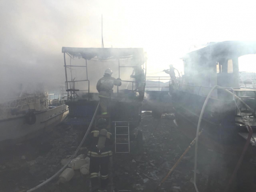 За 24 минуты пожарные потушили катер в Геленджике