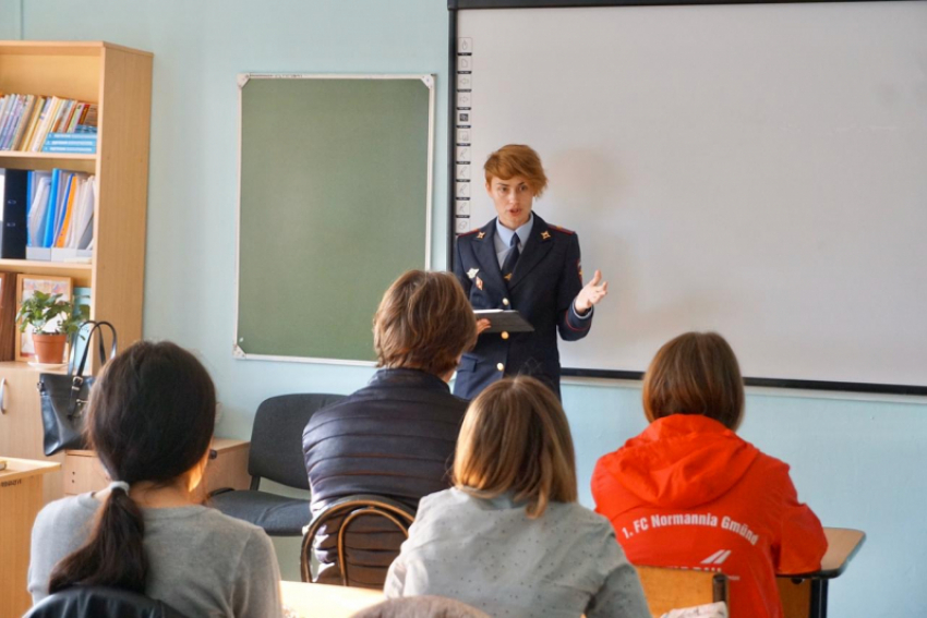 В Геленджике полицейские совместно с общественниками провели акцию «Осторожно, мошенники!»