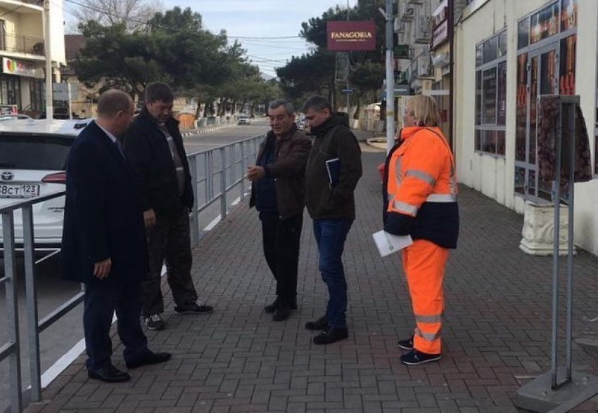 Пешеходный тротуар на центральной улице Кабардинки станет уже
