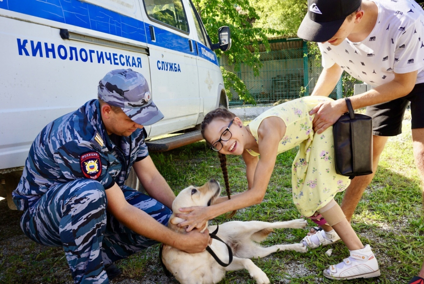 В Геленджике дети с ограниченными возможностями познакомились со служебно-розыскными собаками