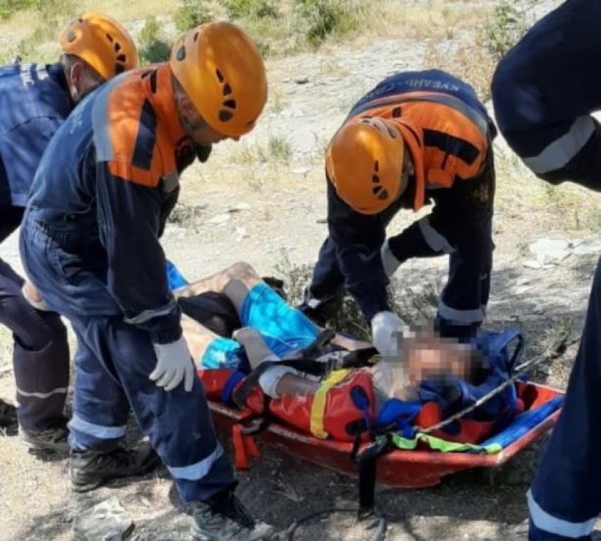В Геленджике турист упал со склона по дороге к известной достопримечательности