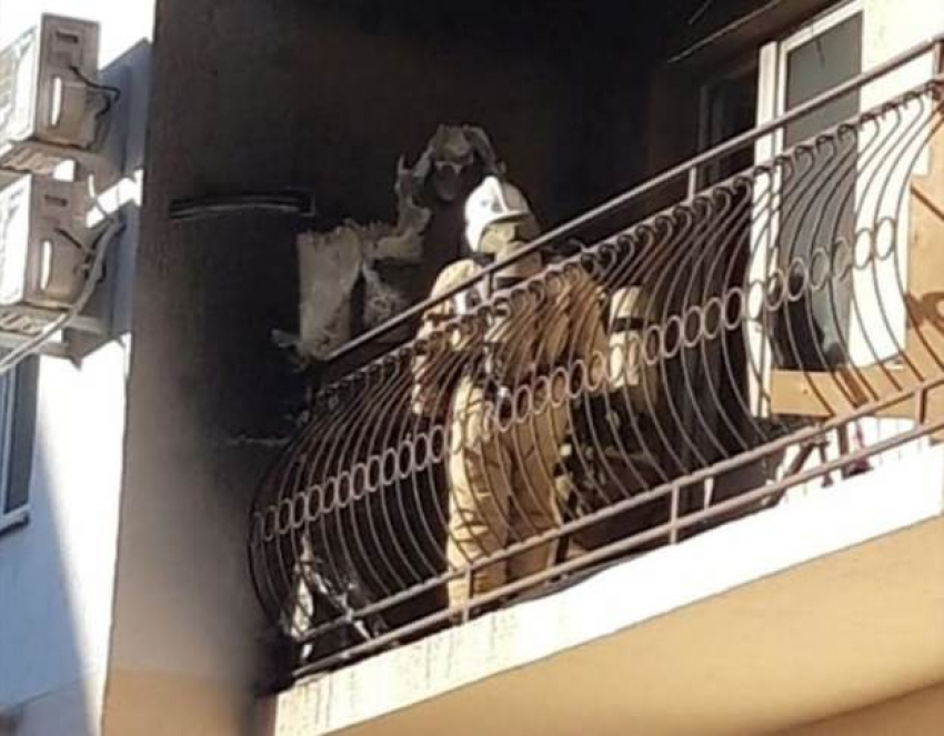 Вещи загорелись на балконе многоквартирного дома в Геленджике
