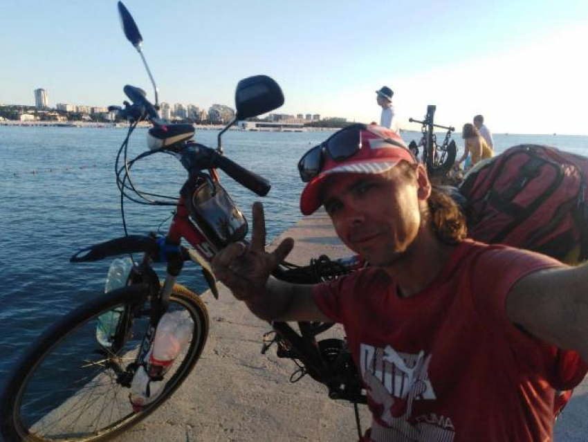 Минуя пробки: турист из Твери приехал в Геленджик на велосипеде