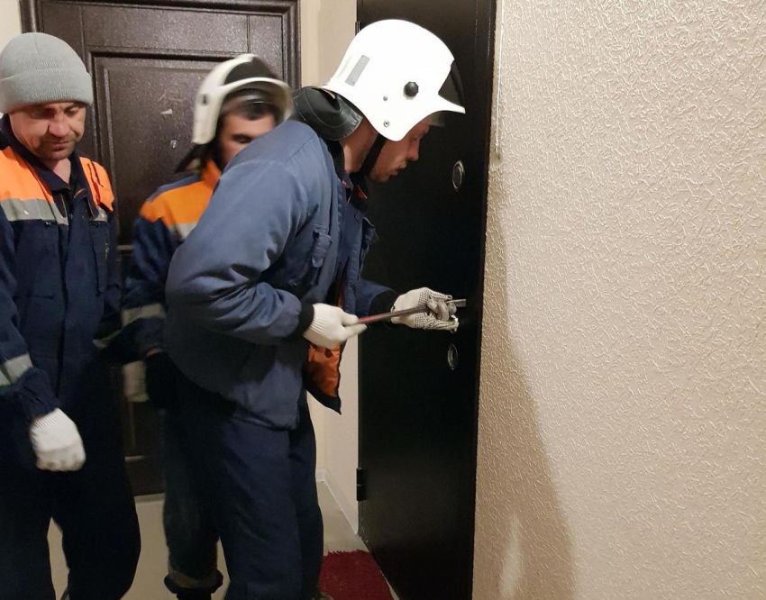 Спасатели Геленджика освобождают взрослых и детей из их жилищ