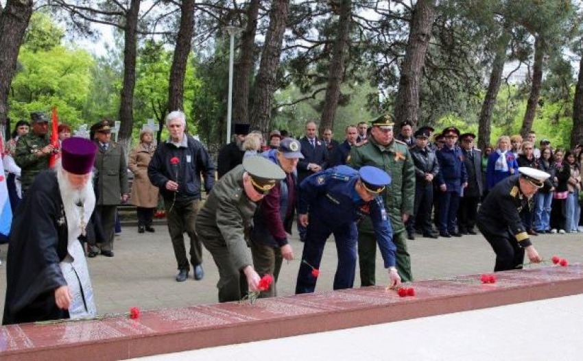 На братской могиле в Геленджике почтили память павших воинов